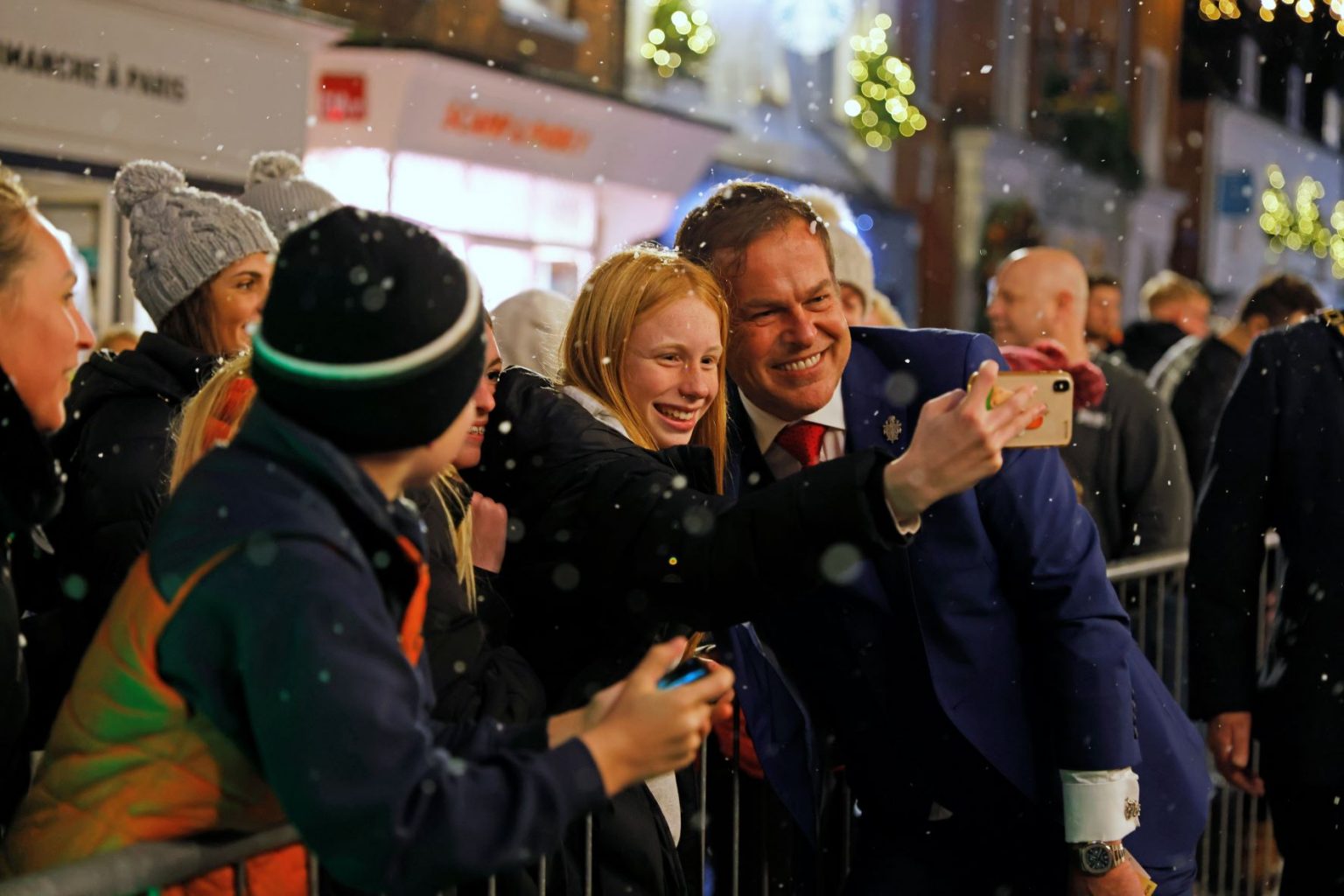 Women come to town christmas song